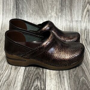 Dansko Espresso Bronzed Brown Alligator Textured 37 US 6.5/7 Professional Clogs